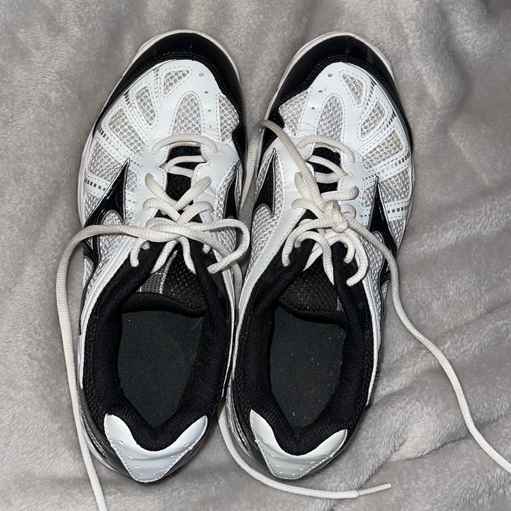 Woman’s size 8 volleyball shoes